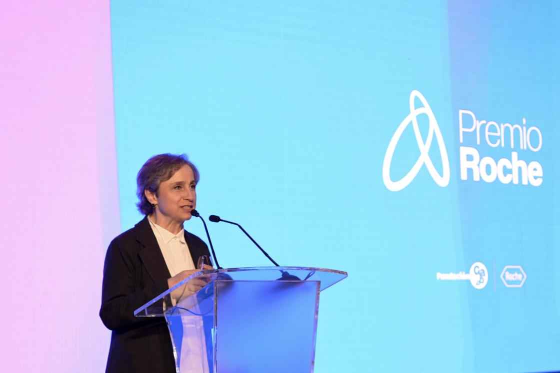 Fotografía del 8 de octubre de 2025 cedida por Roche que muestra a la periodista mexicana y miembro del Consejo Rector de la Fundación Gabo, Carmen Aristegui, hablando durante la ceremonia de premiación del Premio Roche 2025. EFE/ Roche /SOLO USO EDITORIAL/ NO VENTAS/ SOLO DISPONIBLE PARA ILUSTRAR LA NOTICIA QUE ACOMPAÑA (CRÉDITO OBLIGATORIO)