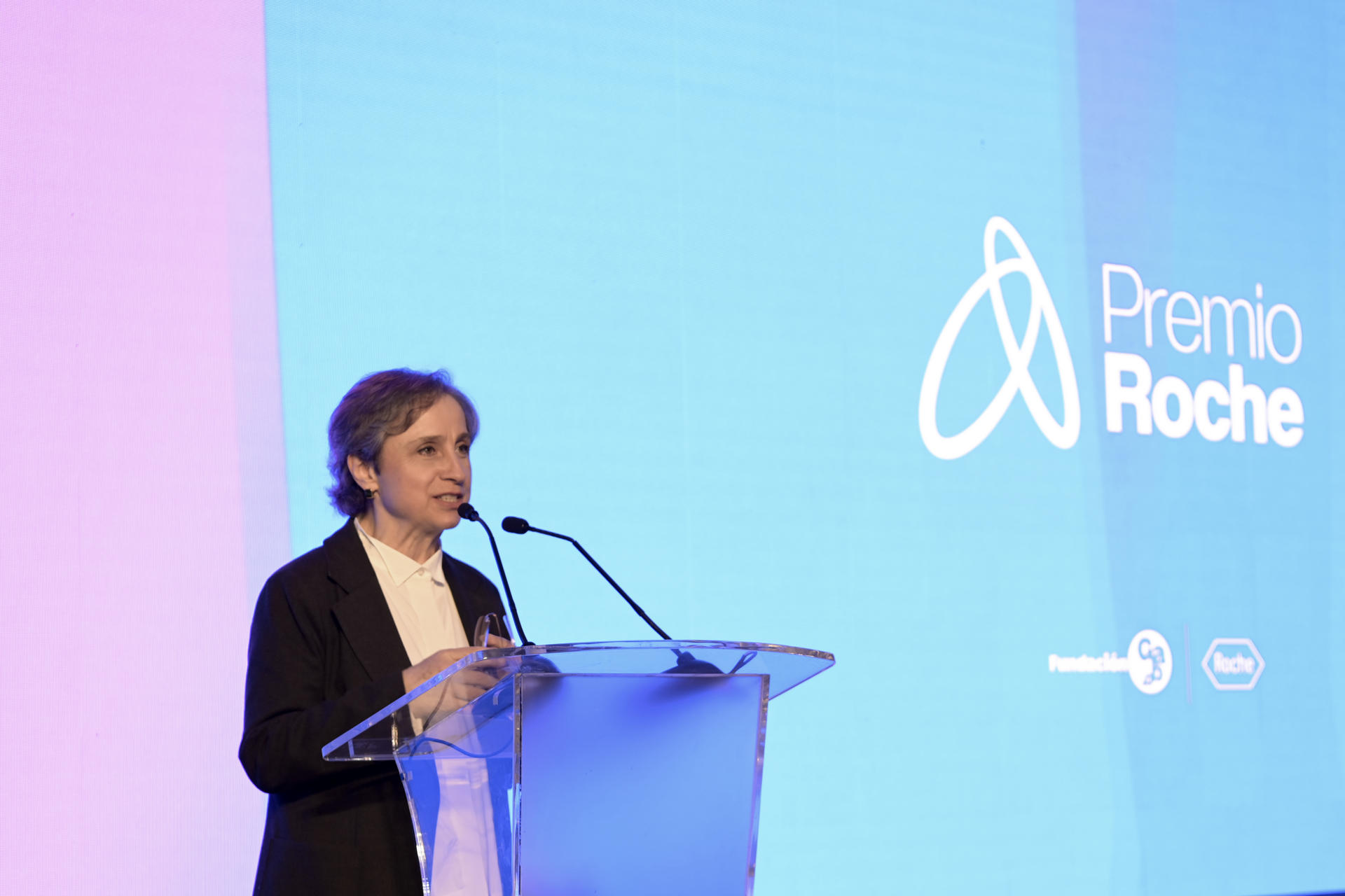 Fotografía del 8 de octubre de 2025 cedida por Roche que muestra a la periodista mexicana y miembro del Consejo Rector de la Fundación Gabo, Carmen Aristegui, hablando durante la ceremonia de premiación del Premio Roche 2025. EFE/ Roche /SOLO USO EDITORIAL/ NO VENTAS/ SOLO DISPONIBLE PARA ILUSTRAR LA NOTICIA QUE ACOMPAÑA (CRÉDITO OBLIGATORIO)