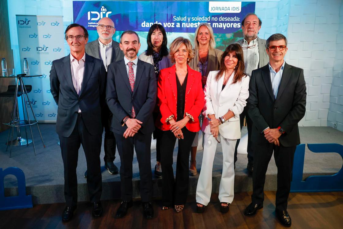 MADRID, 30/09/2026.- Foto de familia de los participantes hoy, 30 de septiembre de 2026, durante la jornada "Salud y soledad no deseada: dando voz a nuestros mayores", organizada por loa Fundación IDIS, en Madrid. EFE/David Fernández