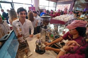 Fotografía del 19 de agosto de 2026 que muestra a integrantes de la cadena internacional de cafeterías Costa Coffee preparando café durante la apertura de una tienda en Ciudad de (Panamá). EFE/ Aris Mariota