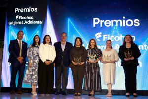 La gerente de comunicación corporativa de Ficohsa, Viviana Atala (2-i), el vicepresidente ejecutivo de Banco Ficohsa, Luis Atala (4-i), posan con las ganadoras de la quinta edición del premio Mujeres Adelante, Jhallim Medina Bueso (c), Nayeli Orquídea Moreno (3-d), Evelyn Tabora (2-d) y Miriam Kafie este jueves, en Tegucigalpa, (Honduras). EFE/ Gustavo Amador