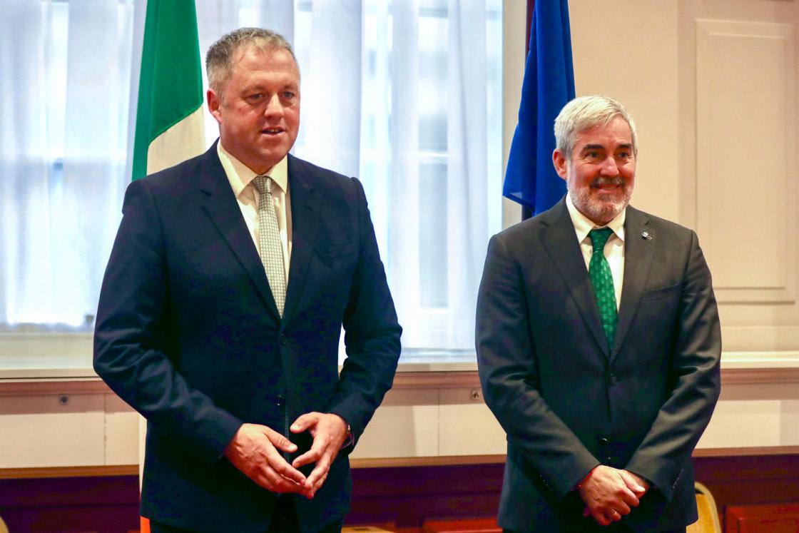 DUBLÍN, 29/09/2026.- El presidente de Canarias, Fernando Clavijo (dcha), mantiene una reunión con con el secretario de Estado de Asuntos Europeos del Gobierno irlandés, Thomas Byrne, este martes en Dublín. EFE/Mostafa Darwish