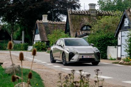 El nuevo Lexus ES combina versiones híbridas y eléctricas con más espacio y tecnología