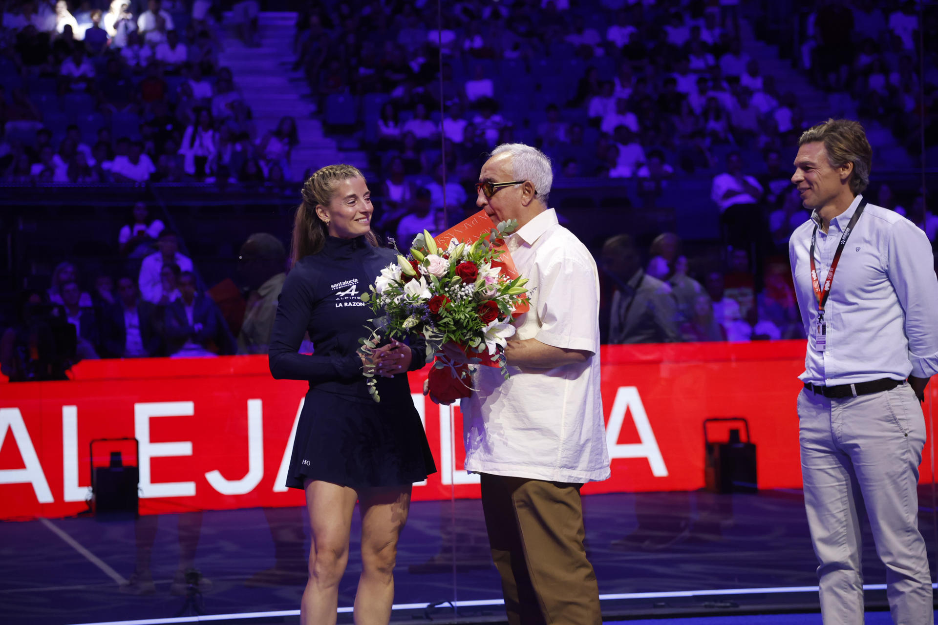 MADRID, 06/09/2026.-La jugadora de pádel Alejandra Salazar, acompañada del presidente del COE Alejandro Blanco, recibe un homenaje por su retirada durante el Torneo de Pádel Comunidad de Madrid Premier Padel P1 by Oysho, este domingo en Madrid. EFE/David Fernández