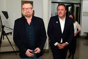El presidente de la Deputación de A Coruña, Valentín González Formoso (d), camina junto al investigador superior del Consejo Nacional de Investigaciones Científicas y Técnicas, Gabriel Rabinovich, durante una visita al Instituto de Biología y Medicina Experimental (IBYME), en Buenos Aires (Argentina). EFE/ Matias Martin Campaya