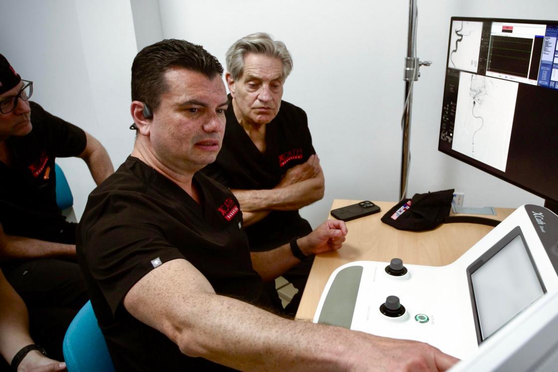 Durante un accidente cerebrovascular isquémico, el cerebro puede perder cerca de dos millones de neuronas por minuto, por lo que el tiempo en que se recibe un tratamiento es clave para disminuir el riesgo de muerte y secuelas; por esto, la empresa XCath realizó este año en Panamá, con su sistema Iris, la primera trombectomía mecánica telerrobótica a distancia en un paciente con ictus. EFE/ XCath /SOLO USO EDITORIAL/ NO VENTAS/ SOLO DISPONIBLE PARA ILUSTRAR LA NOTICIA QUE ACOMPAÑA (CRÉDITO OBLIGATORIO)