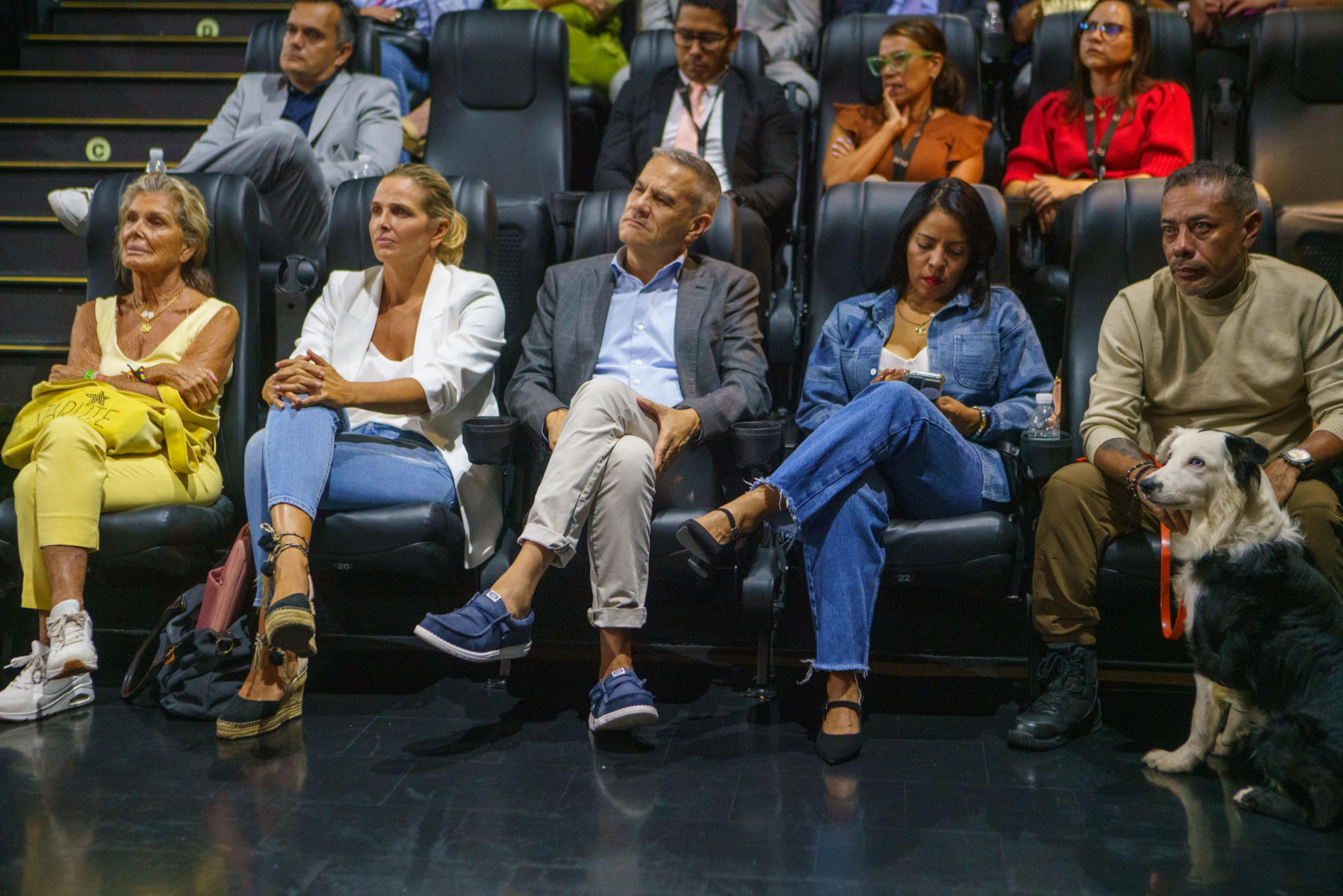 Sentados de Izquierda a derecha: CARMEN MACHADO ALIQUE, PAOLA GARCIA-SANJUAN MACHADO (PRODUCTORA DEL DOCUMENTAL), CESAR TOLEDO (DIRECTOR GENERAL DE RTVPC) Y JORGE BEENS (RESCATISTA) CON TU PERRO TSUNAMI, HEROES RESCATISTAS EN EL PASADO TERREMOTO EN LA GUAIRA RESCATANDO A MAS DE 60 PERSONAS. ( Fotos cedidas por la organización)