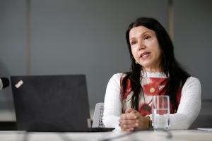 La directora de Asuntos Científicos y Regulatorios de la Alianza Latinoamericana de Asociaciones de la Industria de Alimentos y Bebidas (ALAIAB), Marcela Rodríguez, habla durante una entrevista. EFE/Jeffrey Arguedas