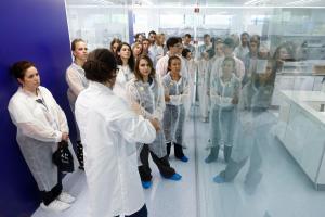 CERDANYOLA DEL VALLÉS (BARCELONA), 14/09/2026.- Unos 200 estudiantes internacionales de periodontología han visitado la sede de Dentaid en Cerdanyola del Vallès, donde han conocido la innovación y la investigación que hay detrás de los productos de higiene bucodental desarrollados por esta compañía. Esta visita se enmarca en el 'EFP Postgraduate Symposium', un evento bienal que reúne a estudiantes, profesorado y coordinadores de posgrado acreditados por la European Federation of Periodontology (EFP) y cuyo objetivo es fomentar el intercambio científico y reforzar el vínculo entre los futuros especialistas y la comunidad académica a escala internacional. EFE/ Quique García