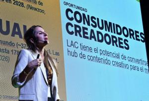 La especialista en Economía Creativa de la División de Competitividad, Tecnología e Innovación del BID, Eliana Prada, habla durante el IV Foro Internacional de Economía Creativa este jueves, en Cochabamba (Bolivia). EFE/ Jorge Abrego