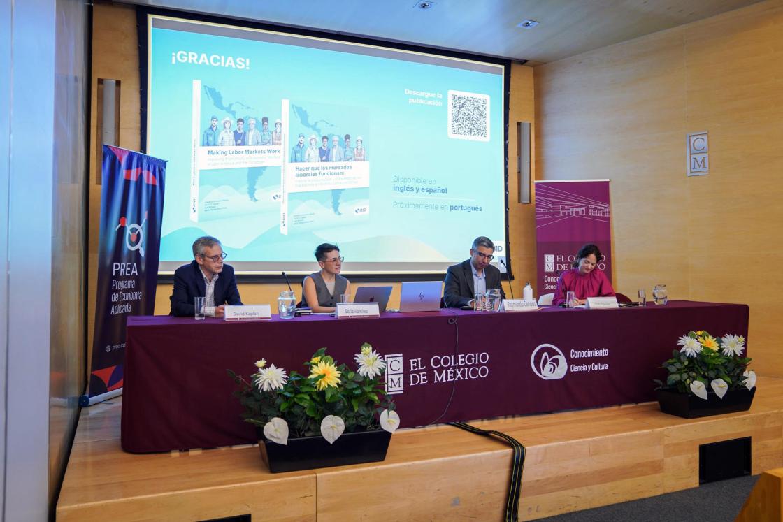 Especialista en mercados laborales y seguridad social del Banco Interamericano de Desarrollo (BID), David Kaplan; la maestra en Economía por el ITAM Sofía Ramírez; al director y profesor-investigador del Centro de Estudios Económicos de el Colegio de México, Raymundo Campos, y a la directora del Consejo Mexicano de Negocios (CMN), Ana Aguilar, durante un evento en el Colegio de México, al sur de la Ciudad de México (México). EFE/ Colegio de México /SOLO USO EDITORIAL NO VENTAS /SOLO DISPONIBLE PARA ILUSTRAR LA NOTICIA QUE ACOMPAÑA (CRÉDITO OBLIGATORIO)