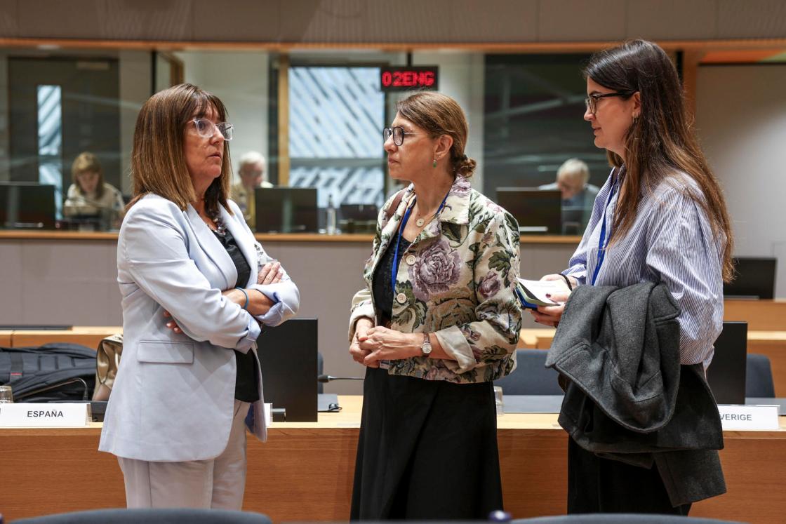 La consejera vasca de Agricultura, Amaya Barredo Martín (i) participa en el Consejo de Agricultura y Pesca celebrado este lunes en Bruselas. Los ministros de Agricultura de la Unión Europea tratarán de avanzar hacia un acuerdo sobre la propuesta legislativa de la Política Agrícola Común (PAC) posterior a 2027 y pasarán revista a la situación de los mercados agrarios, afectados por la sequía y el encarecimiento de los fertilizantes. EFE/ Pablo Garrigós