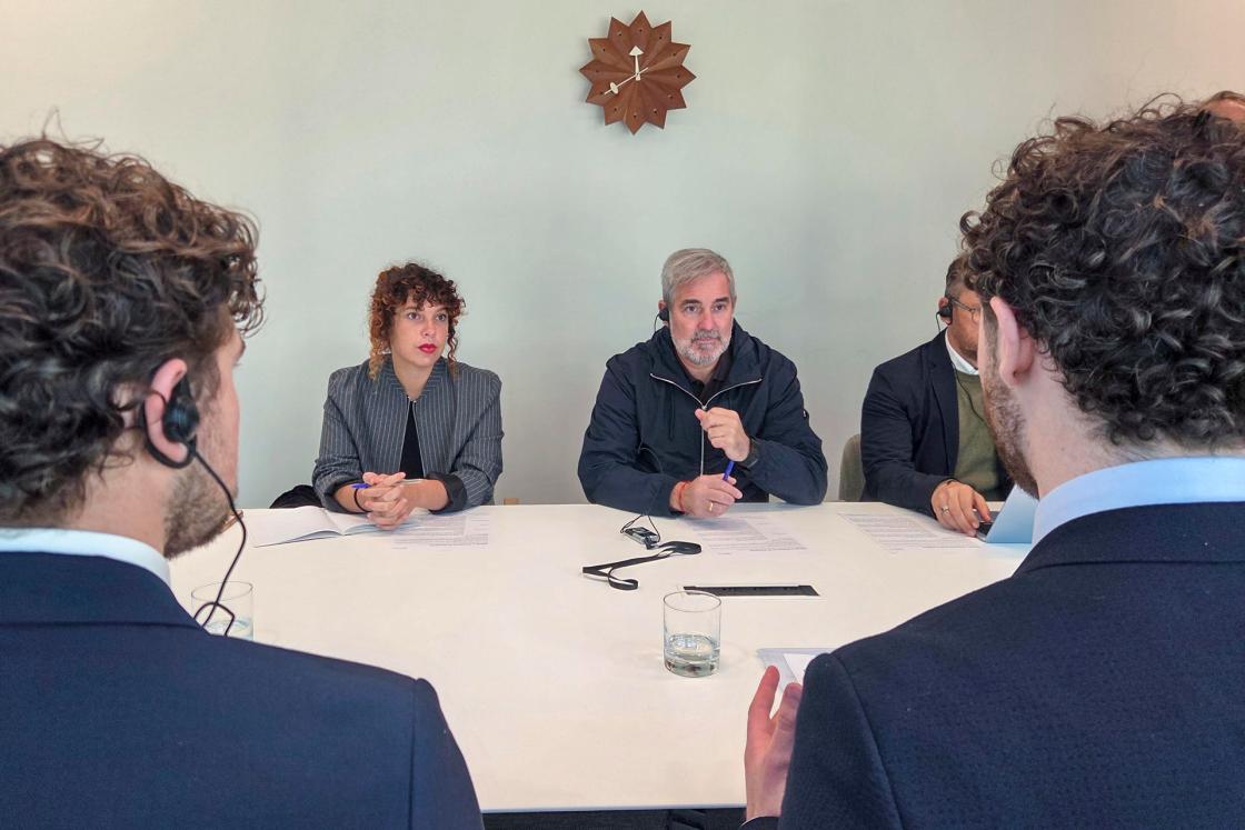 DUBLÍN, 30/09/2026.- El presidente de Canarias, Fernando Clavijo (c), durante una de las reuniones mantenidas en su visita a Irlanda, cuyo Gobierno ostenta este semestre la Presidencia del Consejo de la Unión Europea, este miércoles en Dublín. EFE/Francisco Javier Aja Ortega