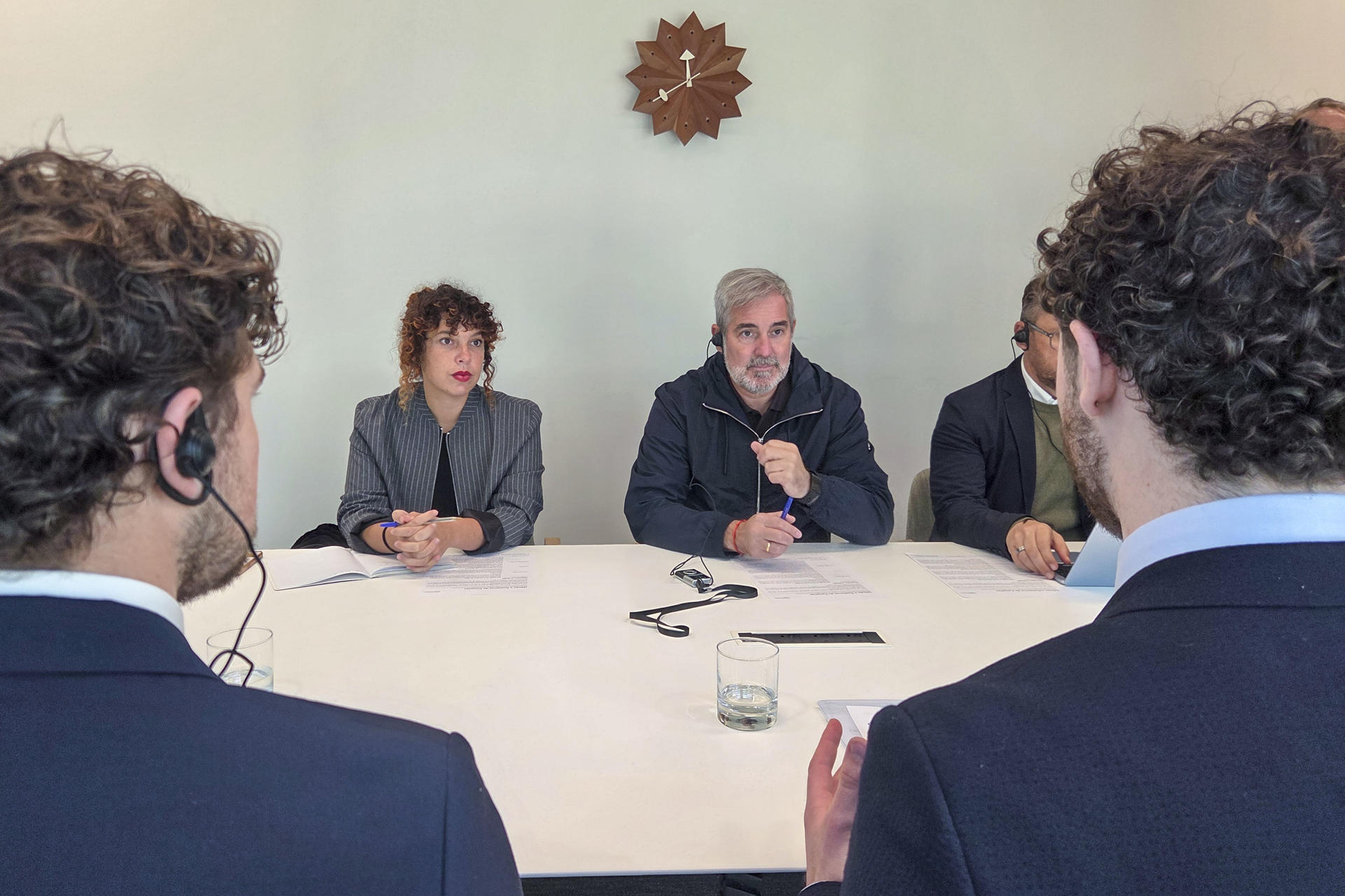 DUBLÍN, 30/09/2026.- El presidente de Canarias, Fernando Clavijo (c), durante una de las reuniones mantenidas en su visita a Irlanda, cuyo Gobierno ostenta este semestre la Presidencia del Consejo de la Unión Europea, este miércoles en Dublín. EFE/Francisco Javier Aja Ortega