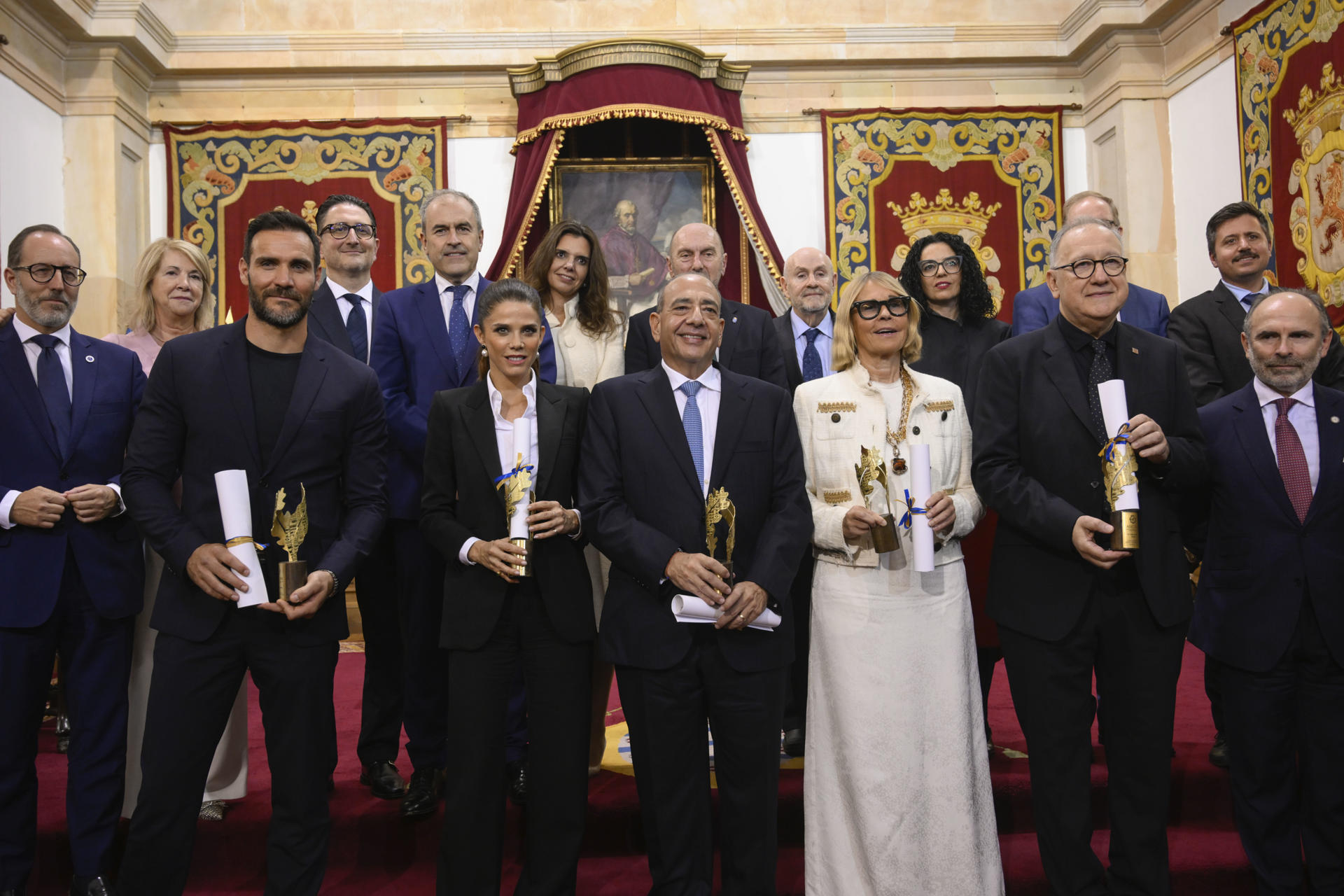 OVIEDO, 13/10/2026.- La Fundación Iberoamericana (ASICOM) entrega sus premios al deportista Saul Craviotto (i), a la actriz Juana Acosta (2i) y al empresario venezolano Camilo Atala Faraj (3i), entre otros, este martes en Oviedo. EFE/ Eloy Alonso