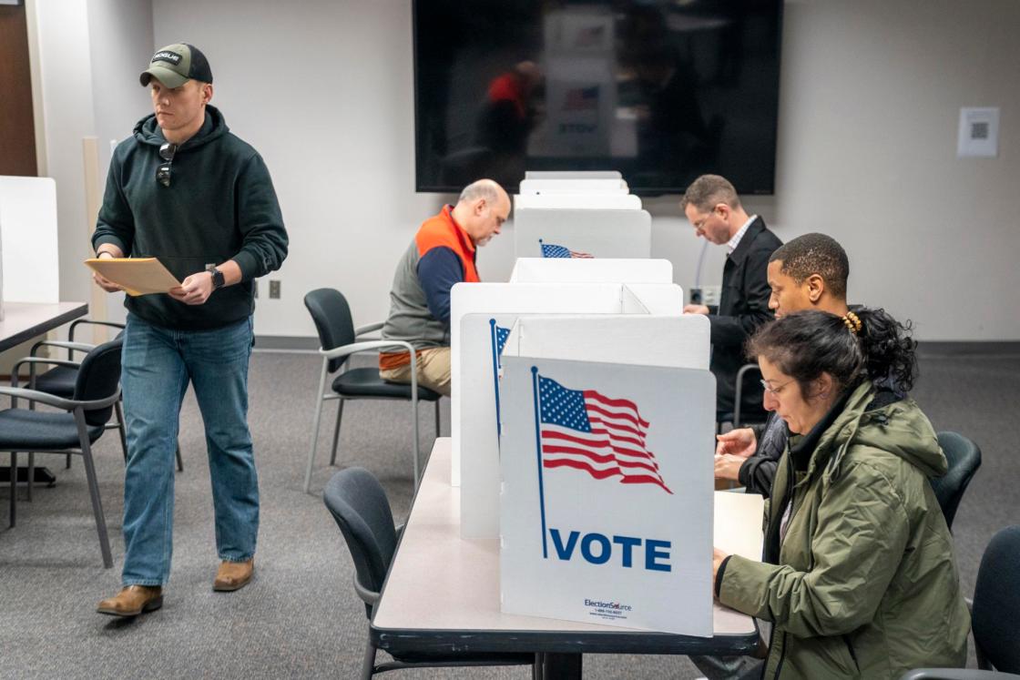 Fotografía de archivo del 08 de Noviembre de 2022 que muestra a personas votando en el colegio electoral del Centro de Gobierno del condado en Fairfax, Virginia ( EE. UU.). EFE/ Shawn Thew/ ARCHIVO