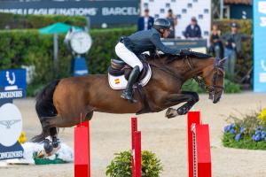 El jinete español Julio Arias Cueva participa junto a ‘Filou du Manoir’ en la final de la Liga de Naciones de salto a caballo, celebrada en el Real Club de Polo de Barcelona y organizada por la Federación Ecuestre Internacional (FEI), en la que Alemania se impuso a Brasil en una disputada final. EFE/FEI/Leanjo de Koster/IMAGEN CEDIDA/CRÉDITO OBLIGATORIO