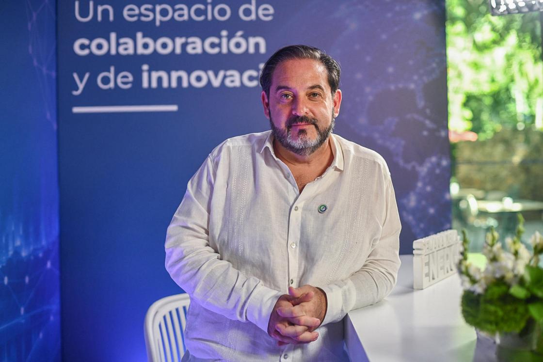 El secretario ejecutivo de la Organización Latinoamericana y Caribeña de la Energía (Olacde), Andrés Rebolledo, posa en un evento tras concluir la XI Semana de la Energía este viernes, en Santo Domingo (República Dominicana). EFE/ Eddy Vittini