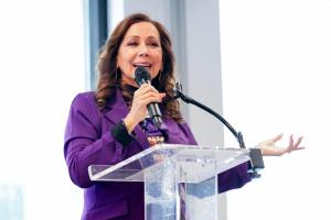 La presidenta de 50más1 Internacional, María Elena Orantes, habla durante el Foro Internacional de Liderazgo con Propósito este jueves, en Nueva York (Estados Unidos). EFE/ Ángel Colmenares