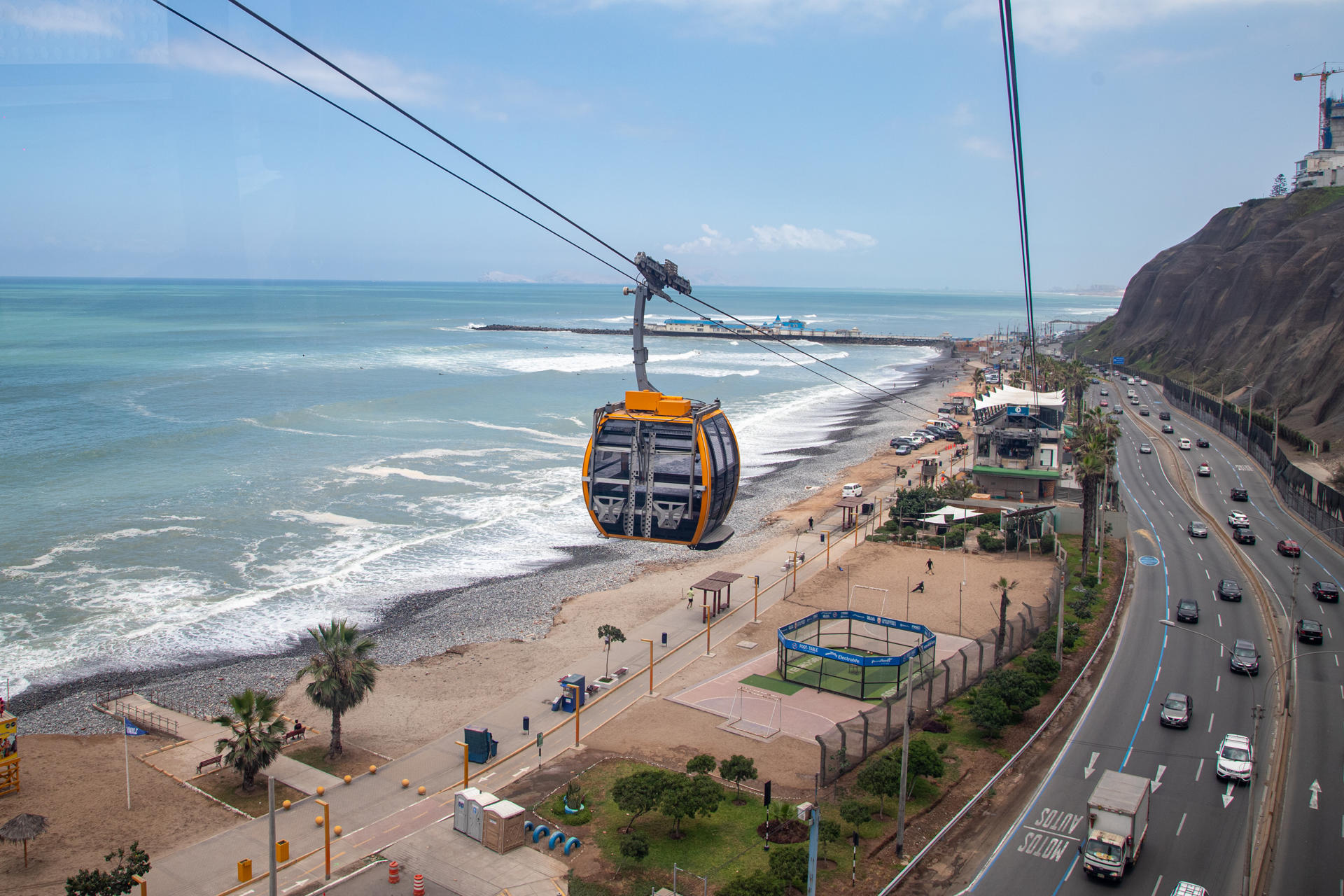 Fotografía que muestra una cabina del teleférico Vaivén Miraflores este miércoles en Lima (Perú). EFE/ Renato Pajuelo