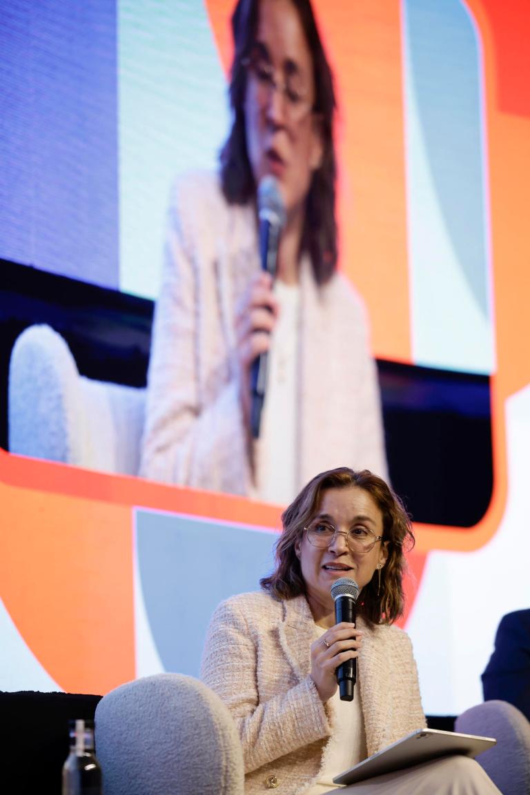 La representante del grupo Banco Mundial de Costa Rica, Marcela Ponce, habla en un foro médico de la farmacéutica Roche durante el 'Roche Press Day', en San José (Costa Rica). EFE/ Jeffrey Arguedas