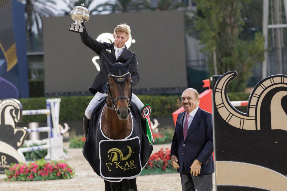 El jinete alemán Marcus Ehning y ‘Stargold’ celebran la victoria en la Copa de la Reina de salto de obstáculos a caballo, disputada este sábado en el CSIO Barcelona. Es la segunda vez que Ehning gana este trofeo, justo diez años después de la primera. EFE/RCPB/Nacho Olano/IMAGEN CEDIDA/CRÉDITO OBLIGATORIO