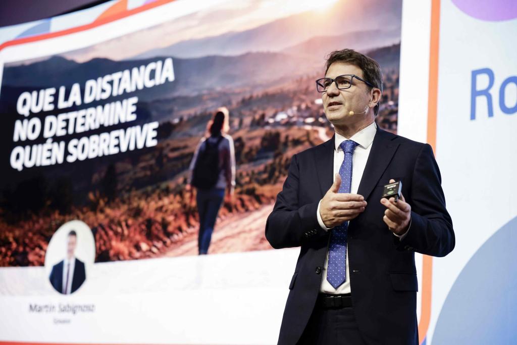El exsecretario de Equidad en Salud de Argentina, Martín Sabignoso, habla durante su presentación en el evento Roche Press Day donde afirmó que una descentralización de los servicios de salud que ponga a los pacientes como prioridad y que acerque a ellos el sistema, es uno de los grandes retos para la mejora en el acceso a la salud en Latinoamérica, en San José (Costa Rica). EFE/Jeffrey Arguedas