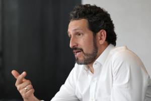 El gerente de Asuntos Corporativos de Credicorp, Enrique Pasquel, habla en una entrevista con EFE el 19 de octubre de 2026 en Lima (Perú). EFE/ Paolo Aguilar