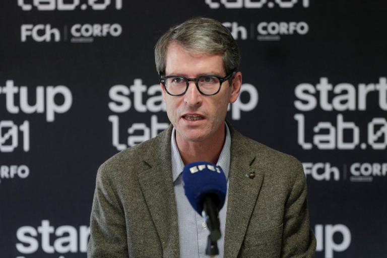 El presidente del Gobierno de La Rioja, Gonzalo Capellán de Miguel, habla durante una visita al Startuplab.01, una iniciativa que busca potenciar el desarrollo de la ciencia y la tecnología, este martes en Santiago (Chile). EFE/ Elvis González