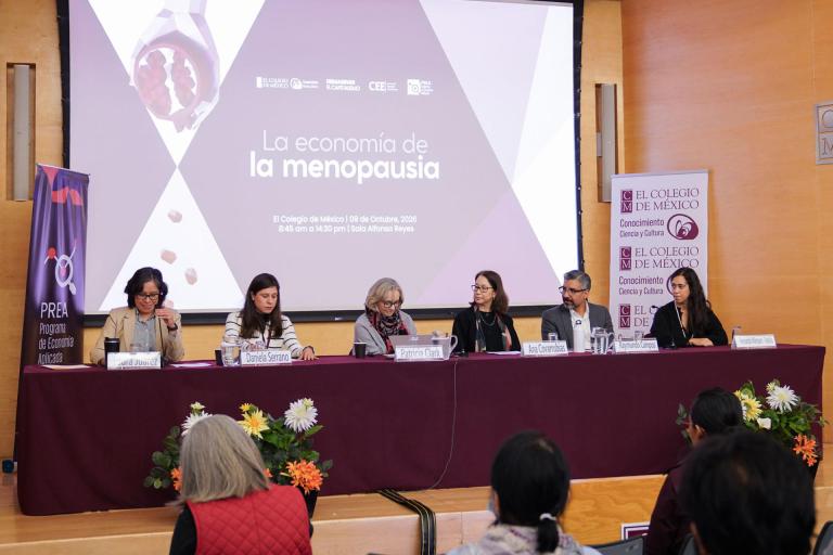 Izquierda a derecha a la coordinadora del PREA e investigadora del Centro de Estudios Económicos, Laura Juárez; la coordinadora de Asesores de Presidencia y Junta de Gobierno del INEGI, Daniela Serrano Campos; la secretaria del Consejo de Salubridad General, Patricia Clark; la presidenta de El Colegio de México, Ana Covarrubias; el director del Centro de Estudios Económicos Colmex, Raymundo Campos Vázquez, y la investigadora del Centro de Estudios Económicos, Fernanda Márquez-Padilla, durante un evento el 12 de octubre de 2026, en Ciudad de México (México). EFE/ Colmex /SOLO USO EDITORIAL NO VENTAS /SOLO DISPONIBLE PARA ILUSTRAR LA NOTICIA QUE ACOMPAÑA (CRÉDITO OBLIGATORIO)
