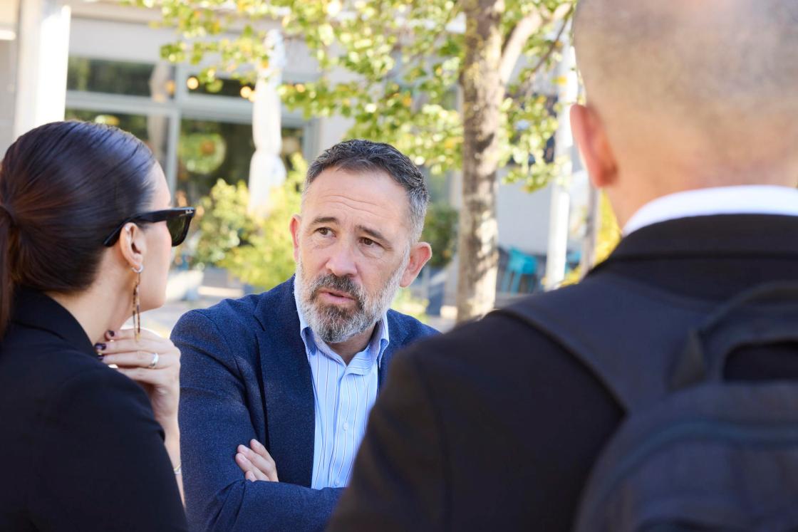 *CORRIGE IDENTIFICACIÓN* VIENA, 01/10/2026.- El consejero de Vivienda y Agenda Urbana del Gobierno Vasco, Denis Itxaso, durante una visita al barrio de Seestadt, uno de los mayores proyectos urbanísticos de Europa. Una delegación vasca ha recorrido estos días diferentes proyectos de vivienda de la capital austríaca, desde conjuntos históricos hasta nuevos barrios con miles de viviendas, para estudiar una política considerada un modelo en Europa y en la que García Astrain identifica varias constantes. EFE/Patrick Rieser.