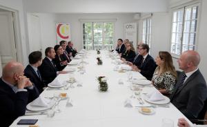 El presidente del Gobierno de La Rioja, Gonzalo Capellán de Miguel (3-d), asiste a un almuerzo con los representantes de la Cámara Oficial Española de Comercio en Chile (CAMACOES), este lunes en Santiago (Chile). EFE/ Elvis González