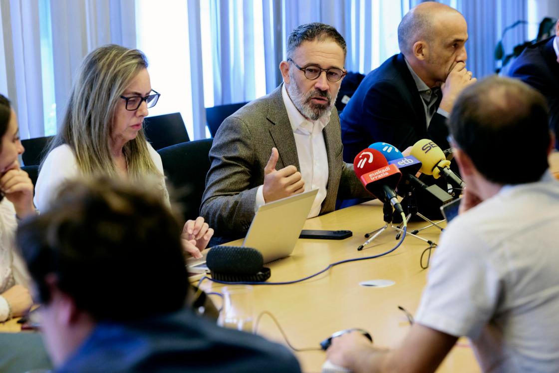 El consejero de Vivienda y Agenda Urbana del Gobierno Vasco, Denis Itxaso, hace declaraciones a la prensa en Viena durante un viaje institucional a la ciudad austriaca este viernes. EFE/ Patrick Rieser