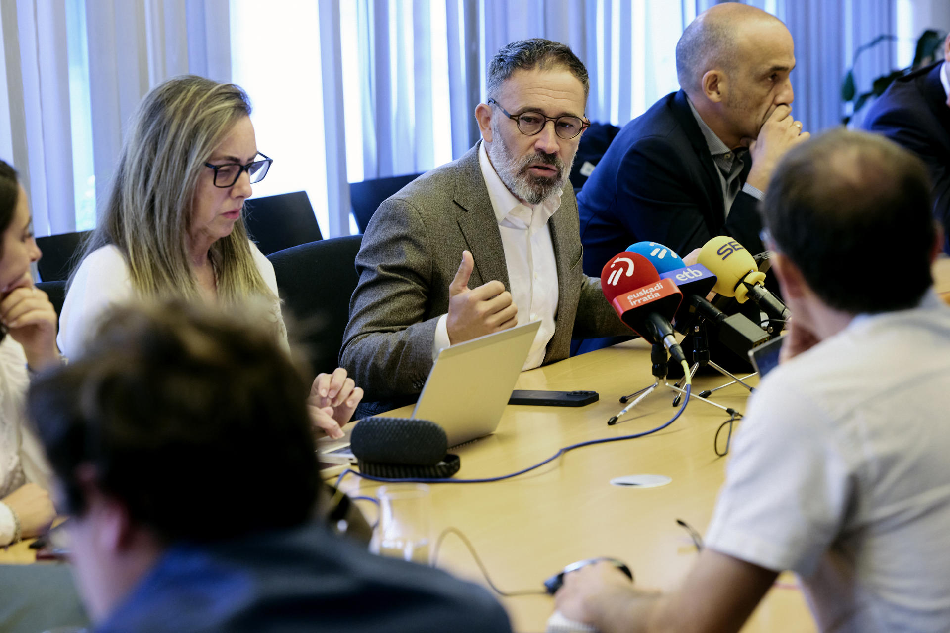 El consejero de Vivienda y Agenda Urbana del Gobierno Vasco, Denis Itxaso, hace declaraciones a la prensa en Viena durante un viaje institucional a la ciudad austriaca este viernes. EFE/ Patrick Rieser