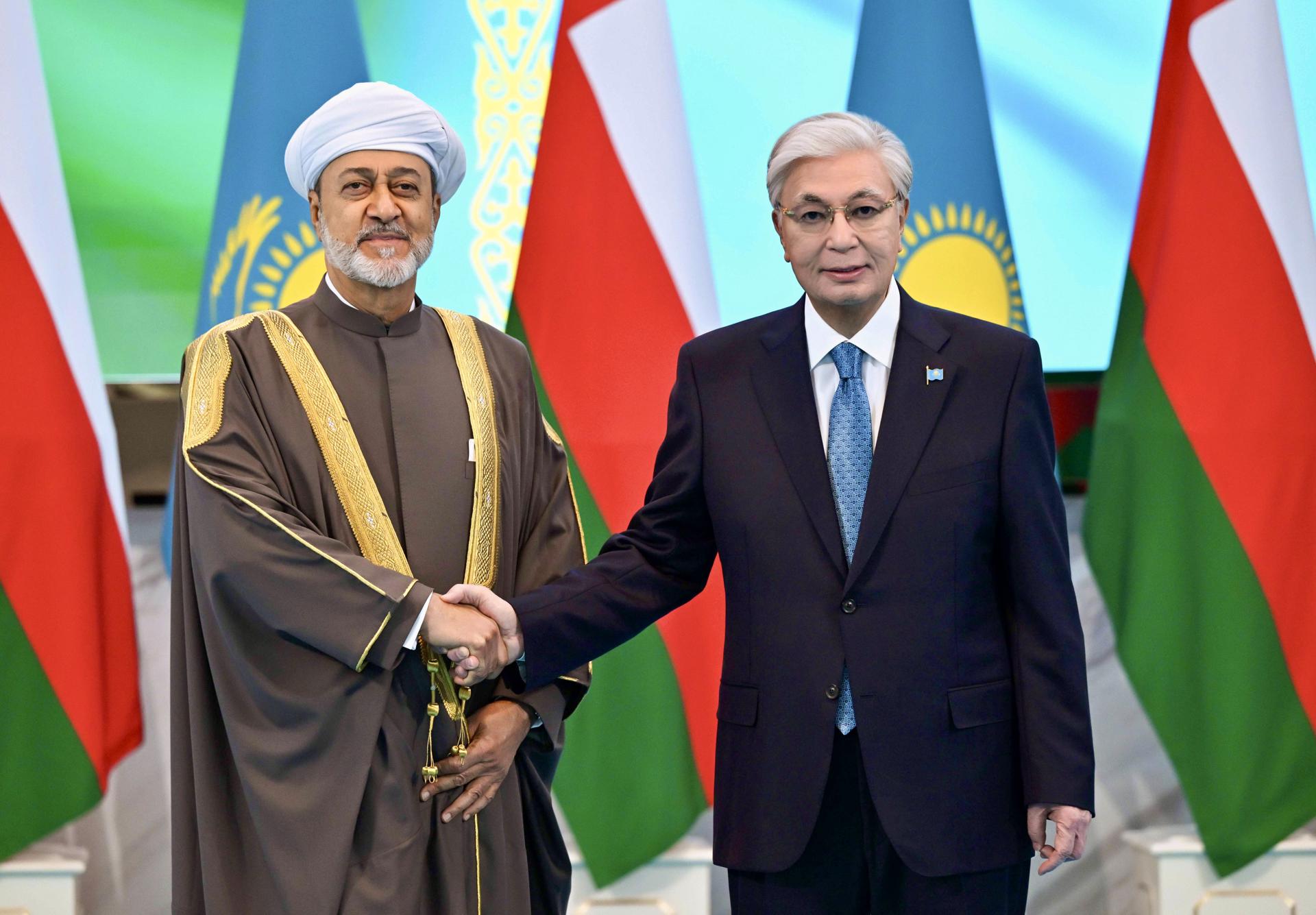 Fotografía cedida del presidente de Kazajistán, Kasim-Yomart Tokáyev (d), y el sultán de Omán, Haitham bin Tariq al-Busaíd (i). Los dos líderes acordaron hoy elevar las relaciones bilaterales a un nuevo nivel con la firma de acuerdos en las esferas de la energía, el transporte y la logística, las tecnologías informáticas y la salud, entre otros. El paquete fue firmado por representantes de ambos países en el marco de la primera visita del sultán omaní a la mayor nación centroasiática, según informó la presidencia de Kazajistán. EFE/Akorda-Presidencia kazaja /SOLO USO EDITORIAL / SOLO USO DISPONIBLE PARA ILUSTRAR LA NOTICIA QUE ACOMPAÑA/ (CRÉDITO OBLIGATORIO).