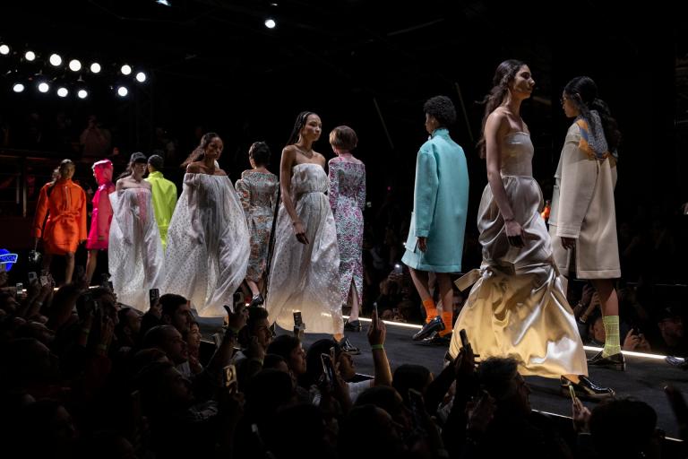 Fotografía de archivo del 07 de abril de 2025 que muestra a modelos luciendo diseños de la firma Alexandre Herchcovitch durante un desfile en la Semana de la Moda de Sao Paulo (Brasil). EFE/ Sebastiao Moreira ARCHIVO