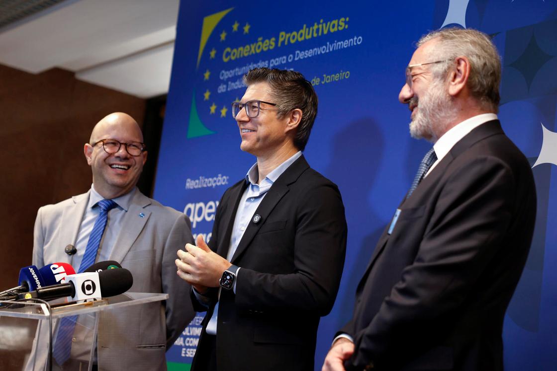 ApexBrasil President Laudemir Müller (C), Brazilian Minister of Development, Industry, Trade, and Services (MDIC) Márcio Rosa (R), and Brazilian Industrial Development Agency President Olavo Noleto (L) during a press conference Thursday in Rio de Janeiro, Brazil. EFE/Antonio Lacerda