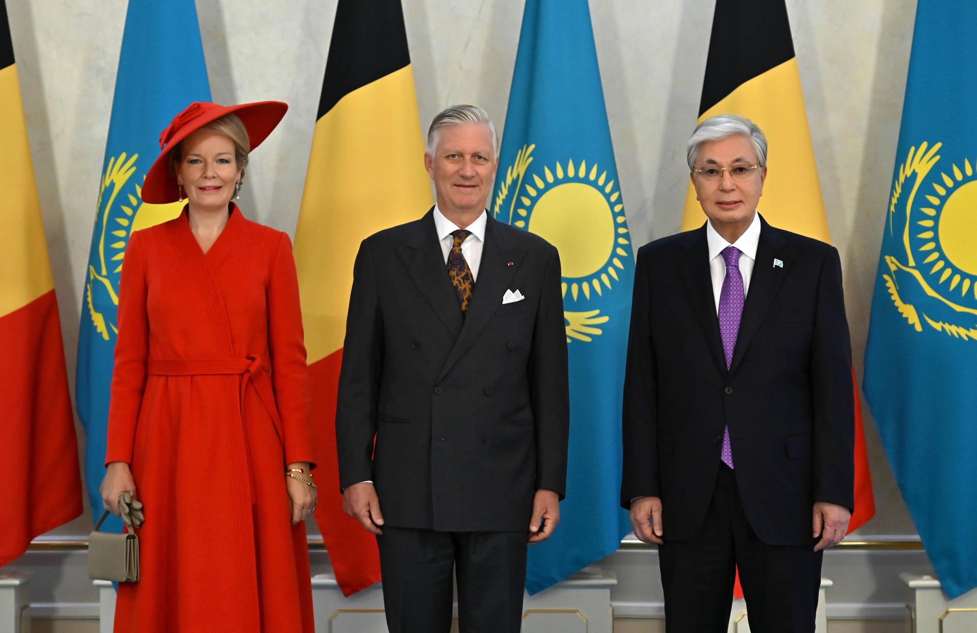 ASTANÁ (Kazajistán), 12/10/2026.- El rey Felipe de Bélgica (c), su esposa la reina Matilde (i) y el presidente kazajo, Kasim-Yomart Tokáyev (d), en Astaná. El rey Felipe y la reina Matilde de Bélgica llegaron este lunes a Kazajistán en visita de Estado, la primera de un monarca belga al mayor país de Asia Central, para impulsar las relaciones bilaterales entre Bruselas y Astaná. EFE/Akorda Palacio Presidencial/SOLO USO EDITORIAL /NO VENTAS /SOLO DISPONIBLE PARA ILUSTRAR LA NOTICIA QUE ACOMPAÑA /CRÉDITO OBLIGATORIO.