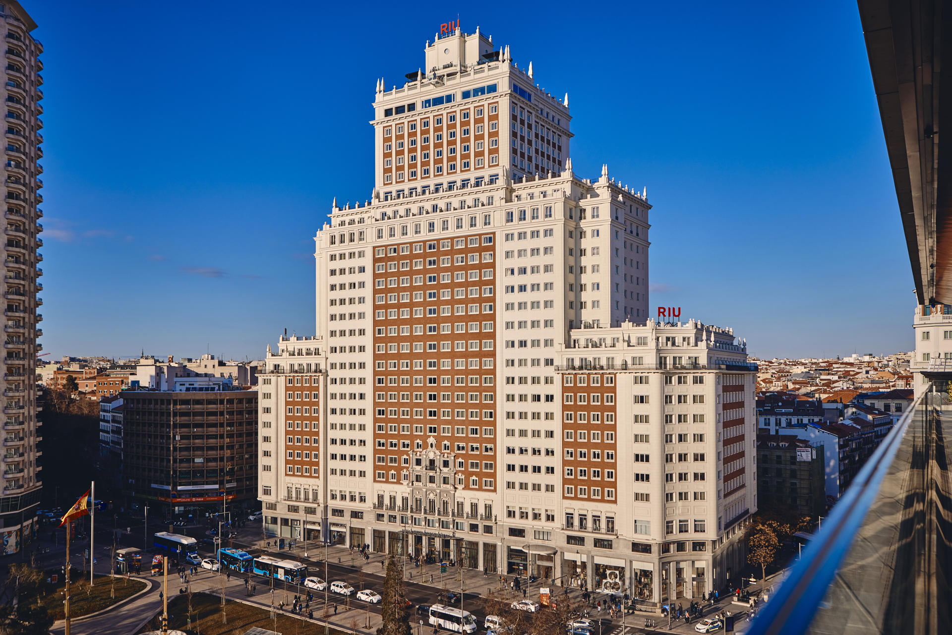 Vista del Hotel Riu Plaza de España en Madrid. En las principales ciudades europeas hay hoteles míticos que forman parte de la historia de estos lugares, por lo que restaurarlos da vértigo al principio porque es un trozo del corazón de los vecinos, pero darle una nueva vida es una satisfacción, según palabras del consejero delegado de RIU Hotels & Resorts, Luis Riu Güell. EFE/ Riu Hoteles SOLO USO EDITORIAL/SOLO DISPONIBLE PARA ILUSTRAR LA NOTICIA QUE ACOMPAÑA (CRÉDITO OBLIGATORIO)