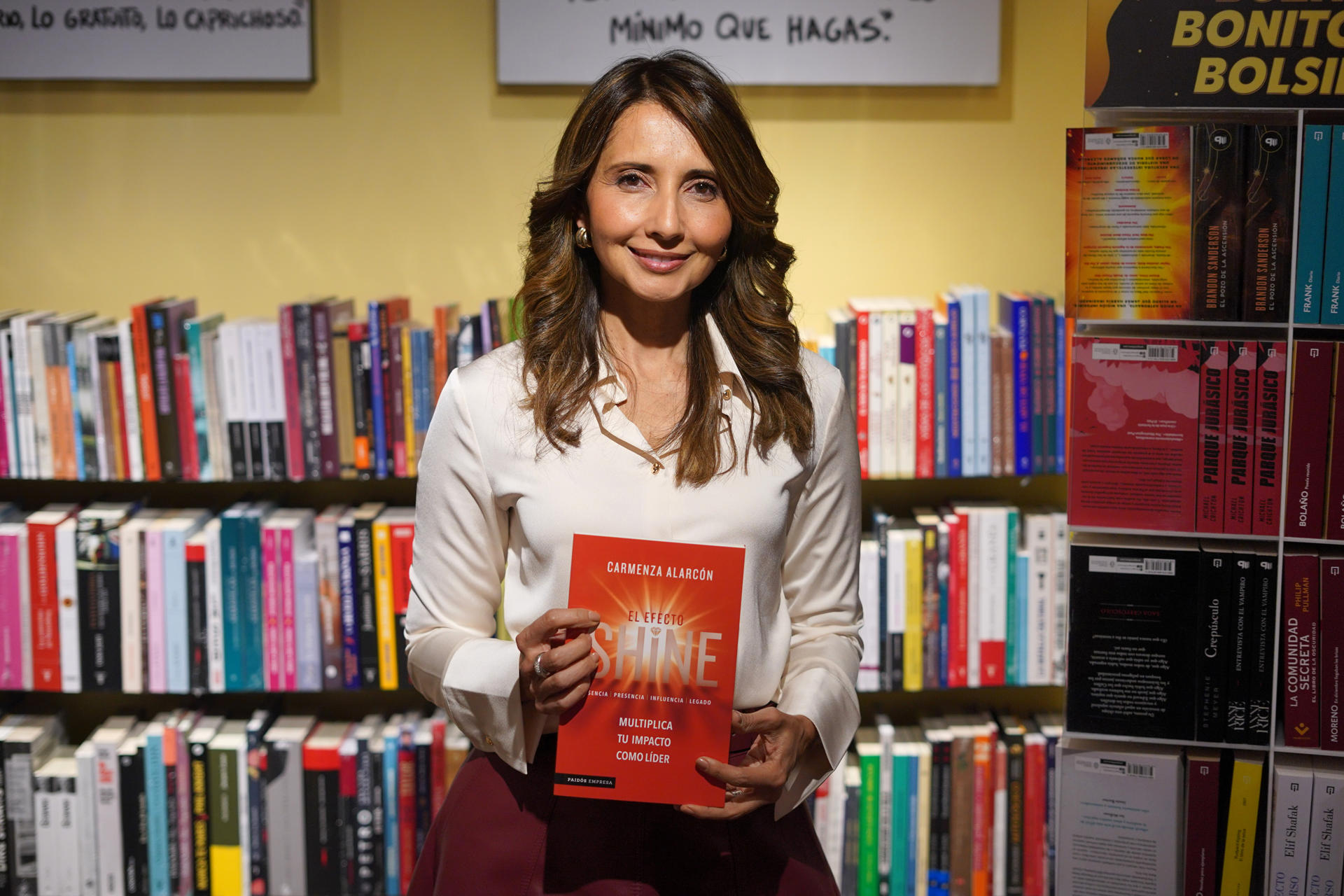 Fotografía del 16 de octubre de la escritora Carmenza Alarcón con su nuevo libro 'El efecto Shine' durante una entrevista con EFE en Bogotá (Colombia). EFE/Pablo R. Seco