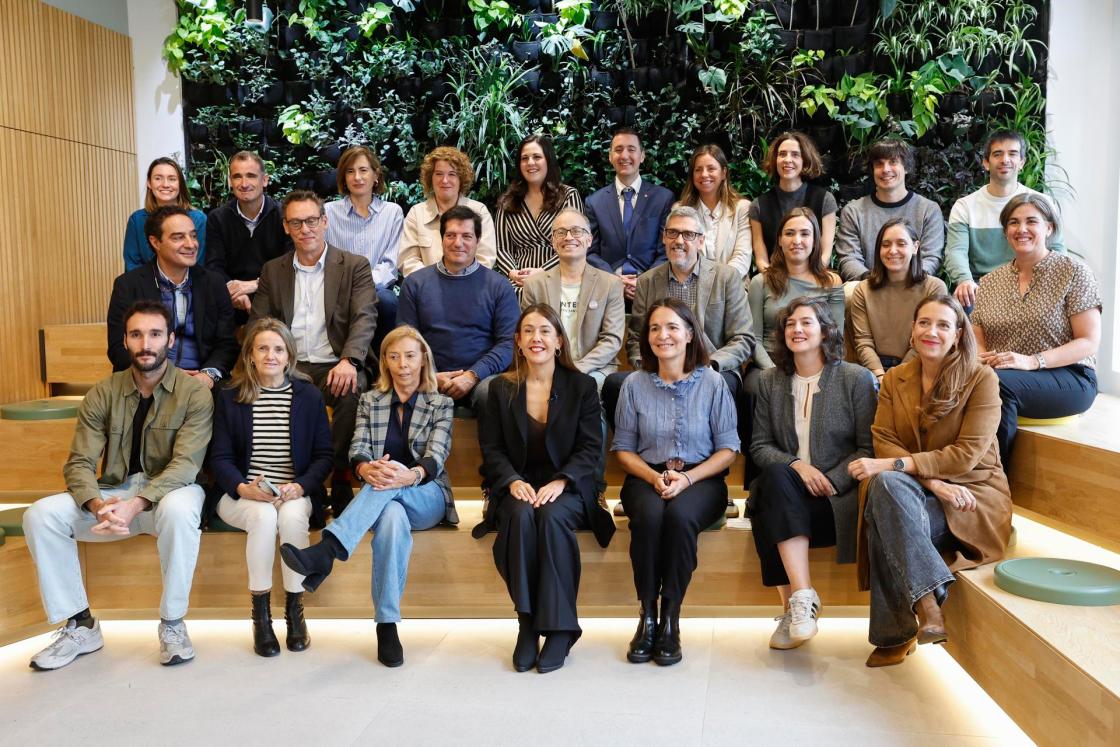 BILBAO, 21/10/2026.-La directora de Obra Social de BBK, Nora Sarasola (c), junto a los representantes de los siete proyectos seleccionados en la convocatoria de la fundación para la innovación tecnológica dirigida al tercer sector, cuyo objetivo es impulsar la incorporación de soluciones tecnológicas avanzadas en organizaciones que trabajan con colectivos especialmente vulnerables. EFE/ Miguel Toña