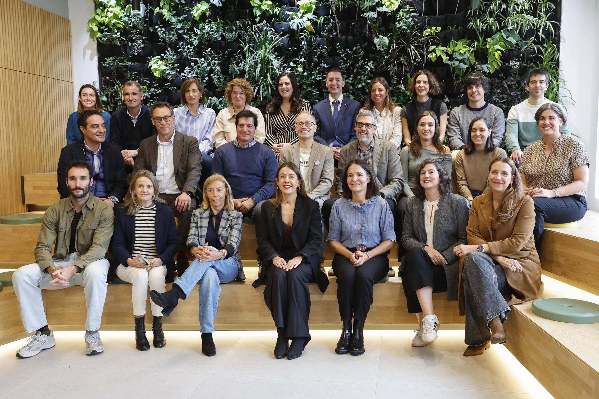 BILBAO, 21/10/2026.-La directora de Obra Social de BBK, Nora Sarasola (c), junto a los representantes de los siete proyectos seleccionados en la convocatoria de la fundación para la innovación tecnológica dirigida al tercer sector, cuyo objetivo es impulsar la incorporación de soluciones tecnológicas avanzadas en organizaciones que trabajan con colectivos especialmente vulnerables. EFE/ Miguel Toña