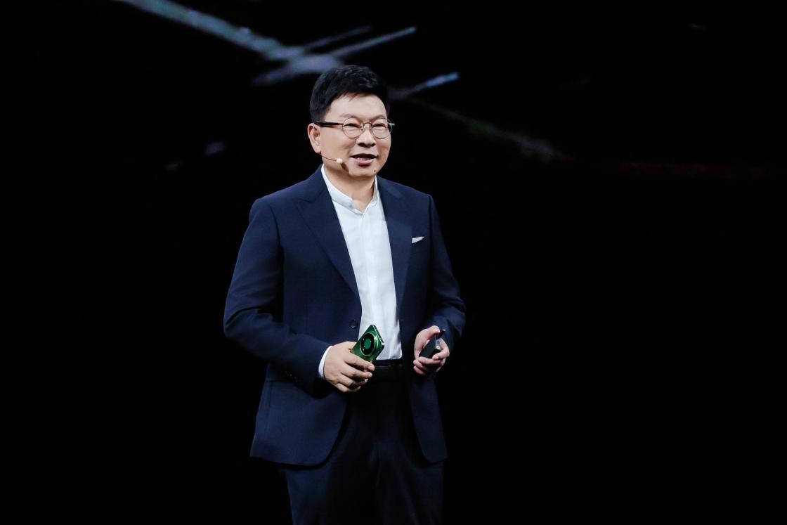 Richard Yu, director ejecutivo de Huawei, durante la presentación este jueves de la nueva generación de teléfonos de alta gama Mate 90 de Huawei, equipada con procesadores de diseño propio que, según la compañía, mejoran hasta un 31 % el rendimiento respecto a la anterior serie. EFE/Huawei SOLO USO EDITORIAL/SOLO DISPONIBLE PARA ILUSTRAR LA NOTICIA QUE ACOMPAÑA (CRÉDITO OBLIGATORIO) 