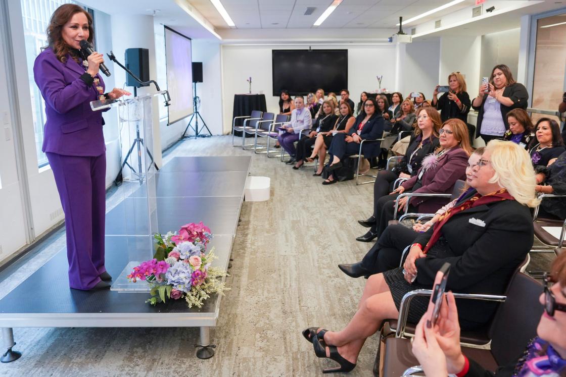 La presidenta de 50más1 Internacional, María Elena Orantes (i), habla durante el Foro Internacional de Liderazgo con Propósito este jueves, en Nueva York (Estados Unidos). EFE/ Ángel Colmenares