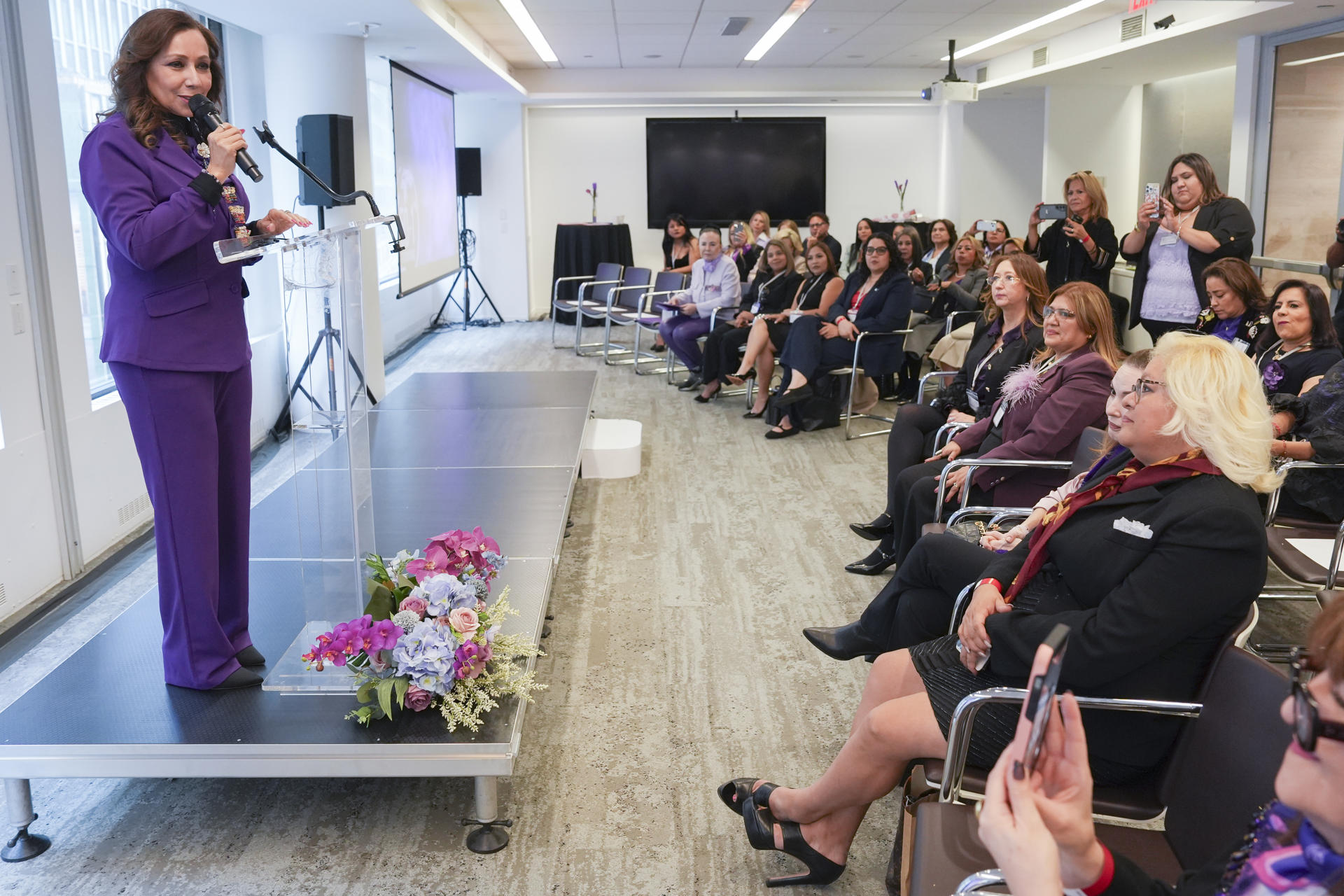 La presidenta de 50más1 Internacional, María Elena Orantes (i), habla durante el Foro Internacional de Liderazgo con Propósito este jueves, en Nueva York (Estados Unidos). EFE/ Ángel Colmenares