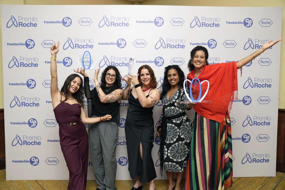 Las periodistas de la Revista Raya (Colombia), María Fernanda Padilla (i); de Folha S.Paulo (Brasil), Angela Boldrini (2-i); de Casa Palanca (Cuba), Laura Vargas (c); y de GloboNews, Lívia Bonard (2-d) y Marcelly Setúbal, posan al ganar el Premio Roche 2026 de Periodismo de Salud este miércoles, en San José (Costa Rica). EFE/ Fundación Gabo y Roche /SOLO USO EDITORIAL/ NO VENTAS/ SOLO DISPONIBLE PARA ILUSTRAR LA NOTICIA QUE ACOMPAÑA (CRÉDITO OBLIGATORIO) MÁXIMA CALIDAD DISPONIBLE