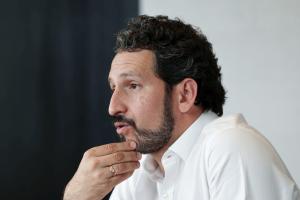 El gerente de Asuntos Corporativos de Credicorp, Enrique Pasquel, habla durante una entrevista con EFE, en Lima (Perú). EFE/ Paolo Aguilar