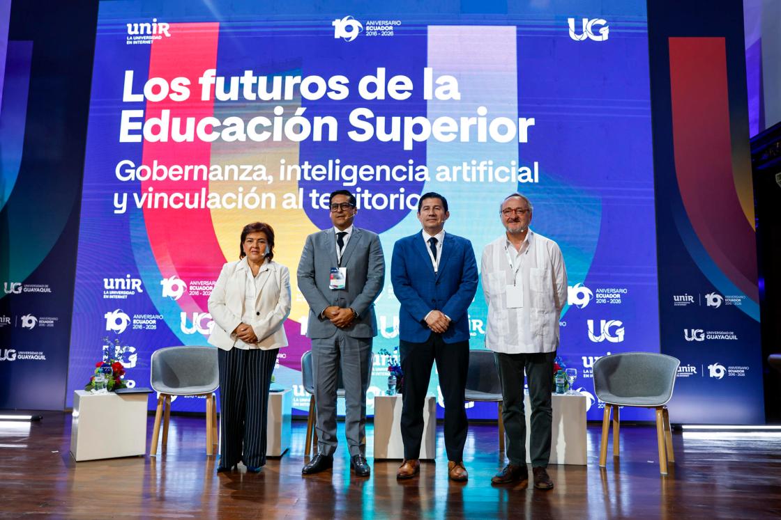 Desde la izquierda, la presidenta del Consejo de Aseguramiento de la Calidad de la Educación Superior, Ximena Córdova; el consejero Académico del Consejo de Educación Superior (Ecuador), Pablo Beltrán; el rector de la Universidad de Guayaquil (Ecuador), Francisco Morán, y el director Académico de Relaciones Institucionales de UNIR (España), Manuel Herrera (d), posan durante el seminario 'Los futuros de la educación superior: gobernanza, inteligencia artificial y vinculación al territorio', en Guayaquil (Ecuador). EFE/ José Jácome