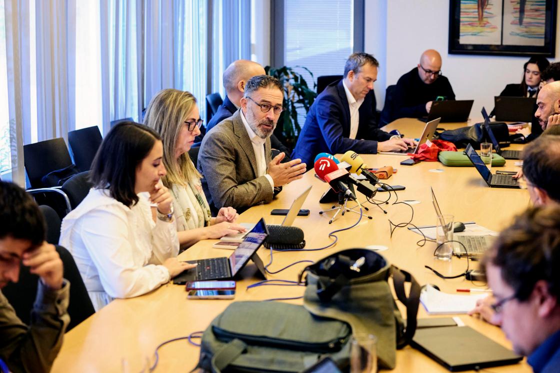 El consejero de Vivienda y Agenda Urbana del Gobierno Vasco, Denis Itxaso, hace declaraciones a la prensa en Viena durante un viaje institucional a la ciudad austriaca este viernes. EFE/ Patrick Rieser 