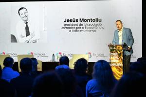 El presidente de las Jornadas para la Excelencia, Jesús Montoliu, durante la sesión inaugural de la decimotercera edición de las Jornadas para la Excelencia, en Esterri d’Àneu (Lleida), bajo el título ‘Pirineos en red: movilidad y conectividad’. EFE/ASSOCIACIÓ JORNADES PER A L'EXCEL·LÈNCIA/CEDIDA/CRÉDITO OBLIGATORIO